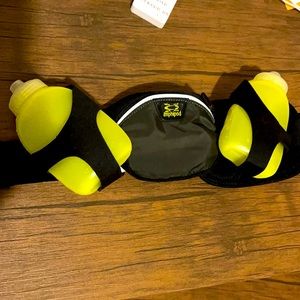 Amphipod belt with 2 water bottles